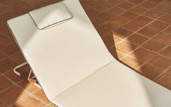 FOLDING BEACH GROUND LOUNGER