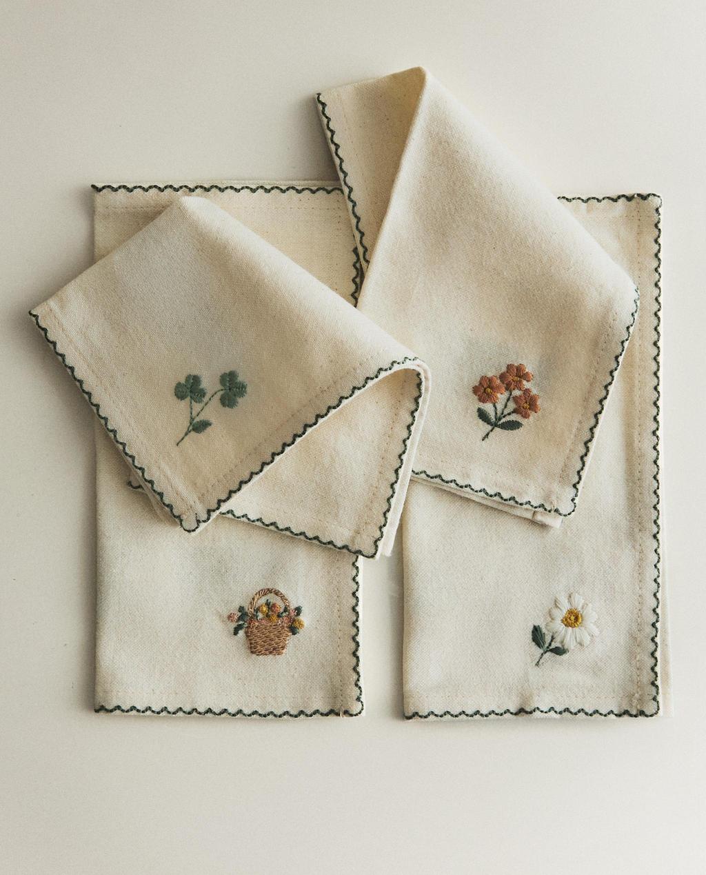 CONJUNTO DE GUARDANAPOS COM BORDADO DE FLOR (CONJUNTO DE 4)