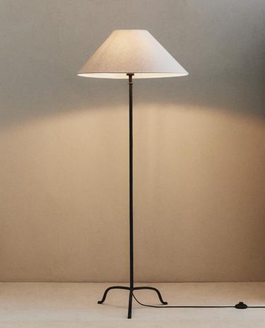 FLOOR LAMP WITH TRIPOD BASE