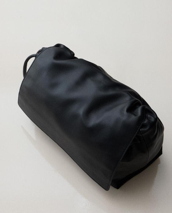 NECESSÄR I LÄDER MED PÅSFORMAD DESIGN