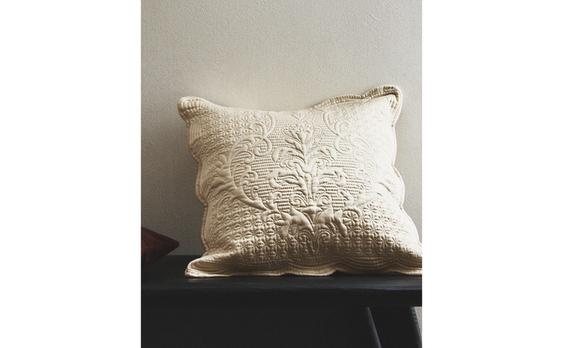 QUILTED CUSHION COVER WITH RAISED DESIGN