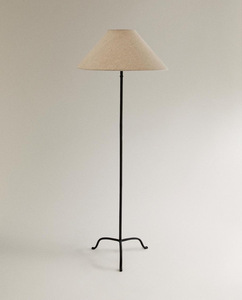 PODNA LAMPA S TRONOŽNIM POSTOLJEM