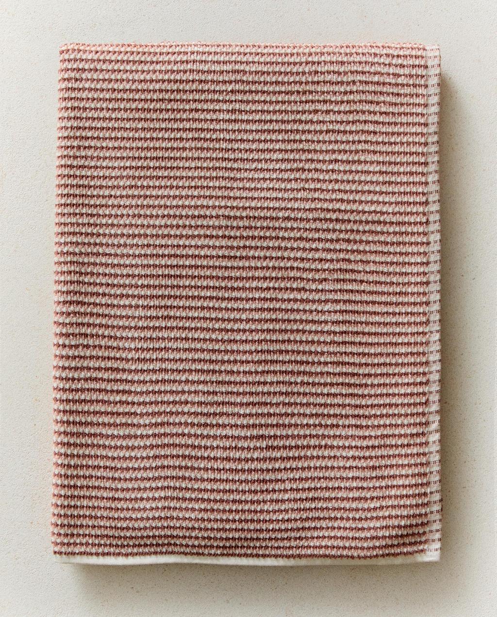 TEXTURED COTTON BATH TOWEL