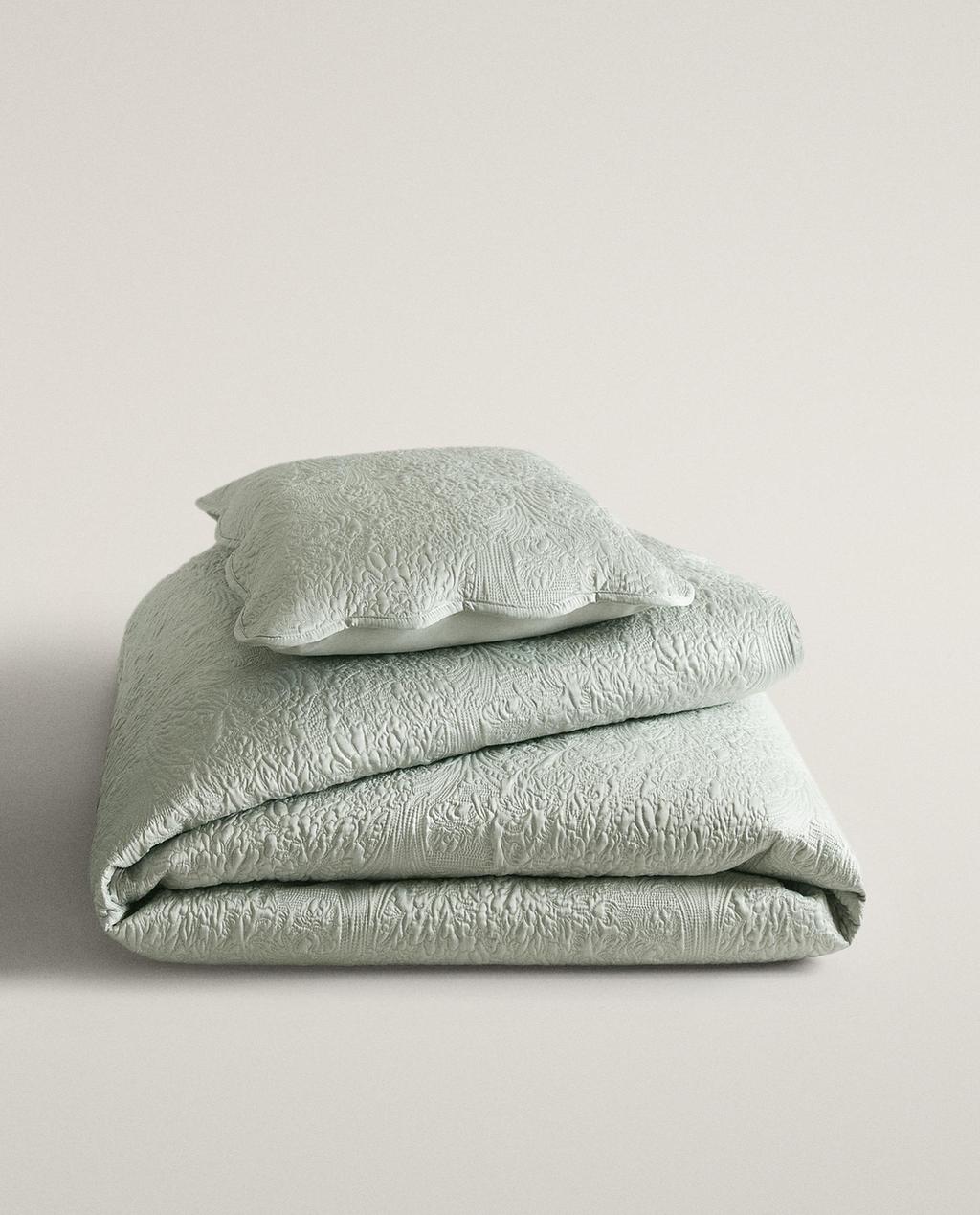 SCALLOPED FLORAL QUILTED BEDSPREAD