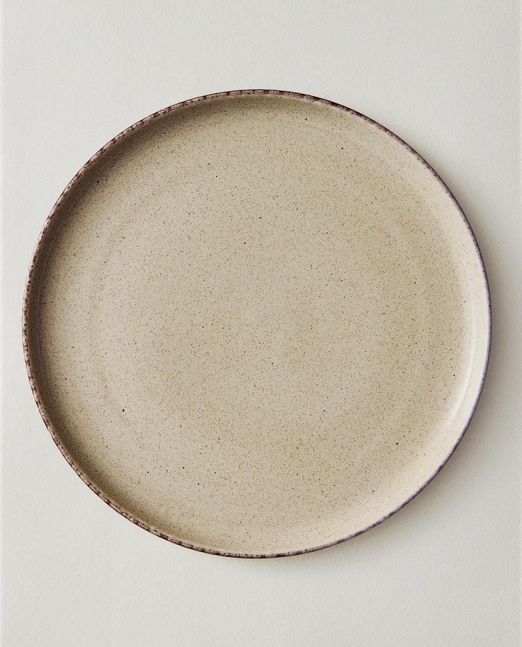 STONEWARE DINNER PLATE WITH ANTIQUE FINISH RIM