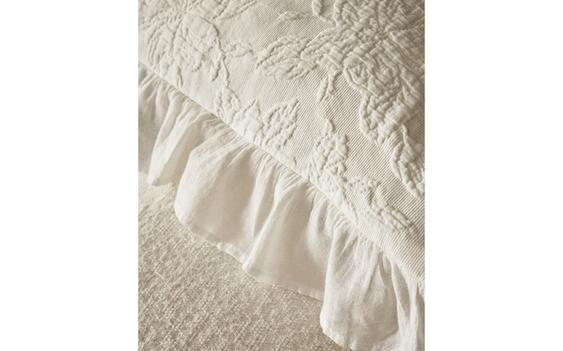 TAGESDECKE MIT JACQUARD-VOLANT