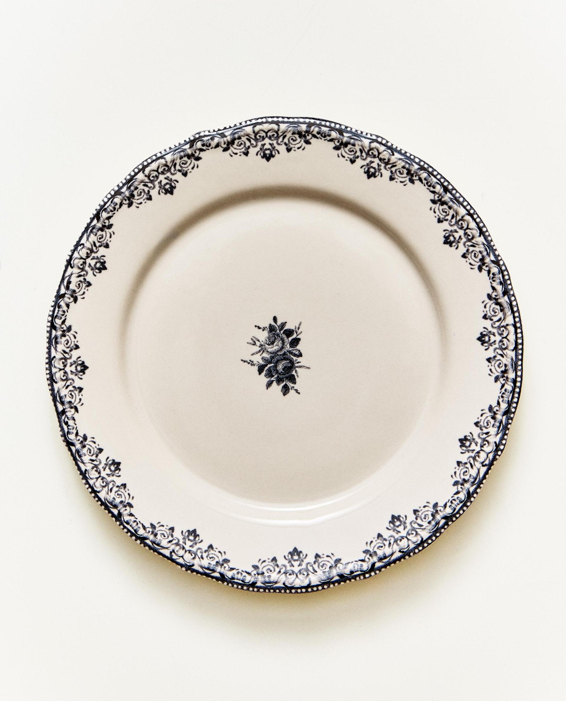 DESSERT PLATE WITH PLACEMENT DESIGN