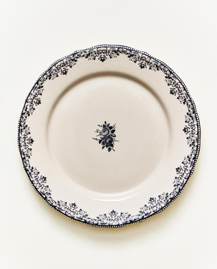 DESSERT PLATE WITH PLACEMENT DESIGN