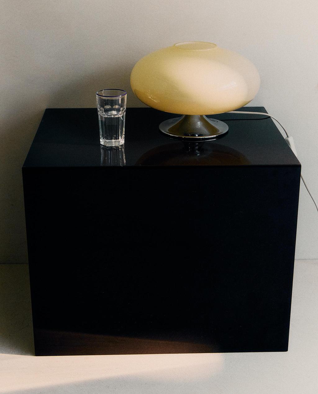 MESITA DE NOCHE Y LÁMPARA DE MESA