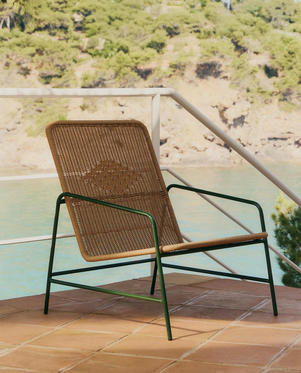 WOVEN OUTDOOR CHAIR WITH GEOMETRIC DETAIL