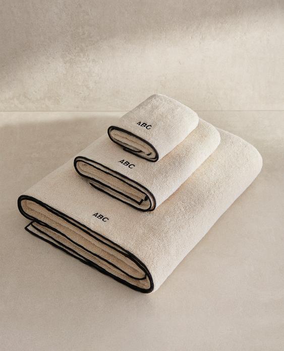 KATOENEN BADHANDDOEK MET OVERLOCK