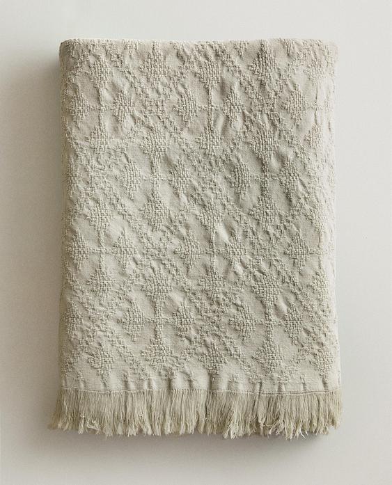 DIAMOND JACQUARD THROW