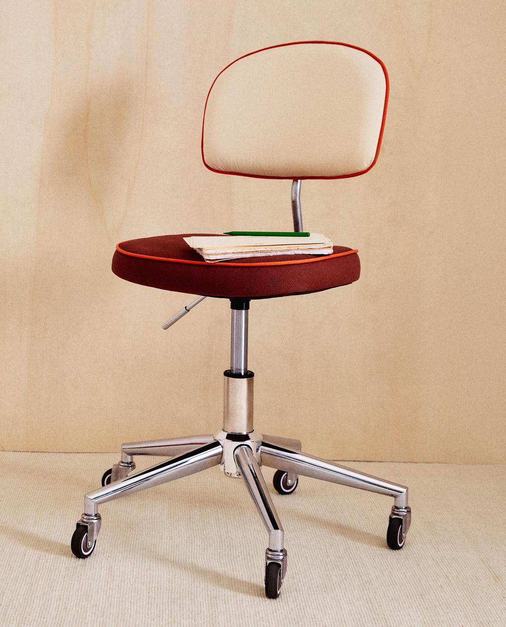 KIDS’ DESK CHAIR WITH PIPING AND WHEELS