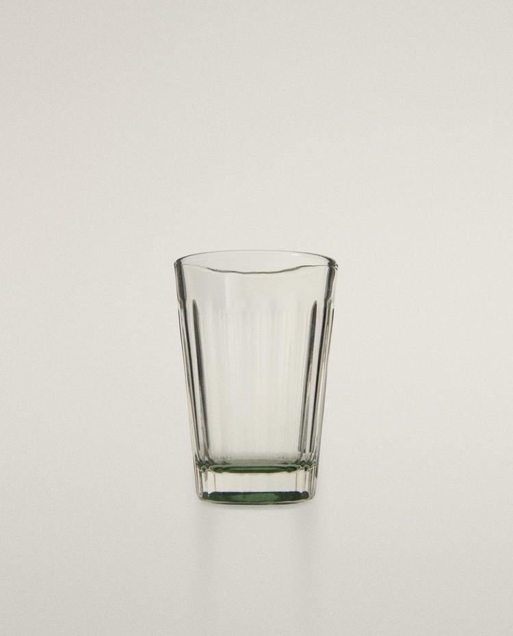 GLASS TUMBLER WITH RAISED DESIGN AND COLOURED BASE