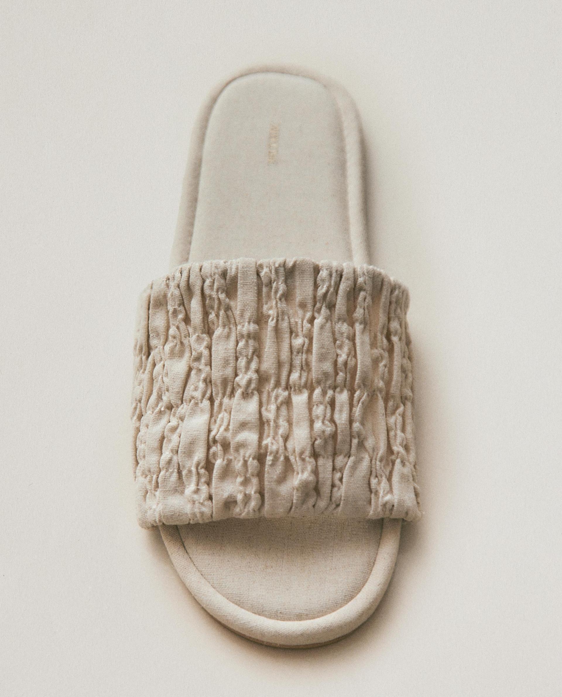 SLIPPERS MET GERIMPELD DETAIL
