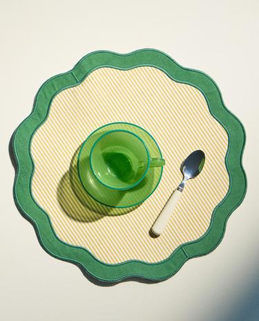 STRIPED PLACEMAT WITH SCALLOPED EDGE