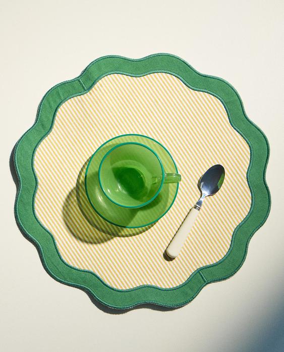 STRIPED PLACEMAT WITH SCALLOPED EDGE