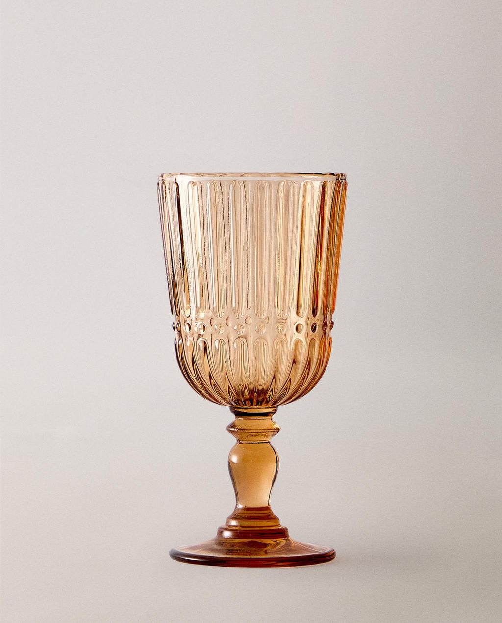 GLASS WITH RAISED DESIGN