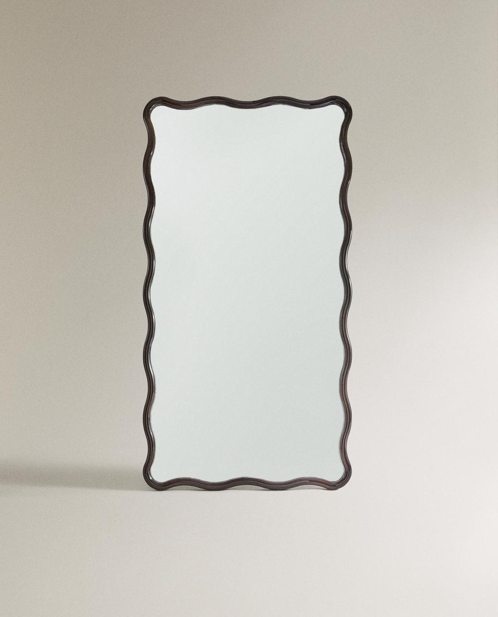 VERTICAL MIRROR WITH SCALLOPED FRAME