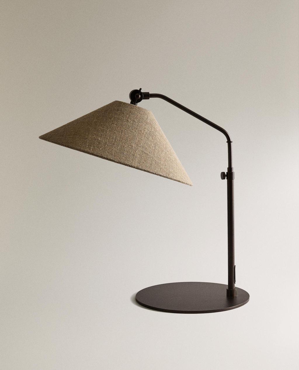 STOLNA LAMPA S METALNIM POSTOLJEM