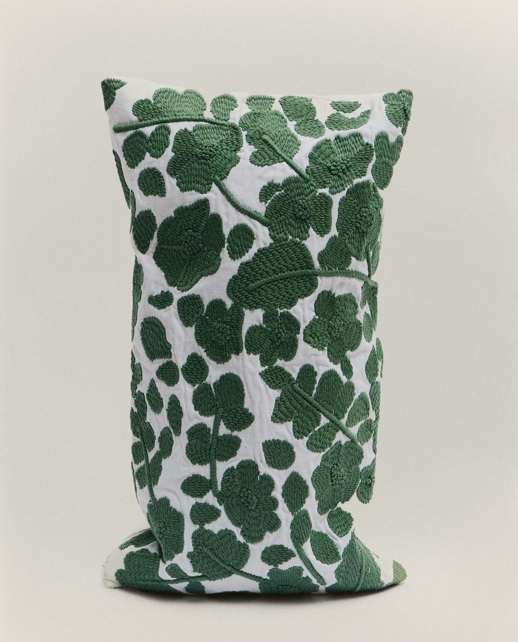 KUSSENHOES MET GEBORDUURDE BLOEMEN