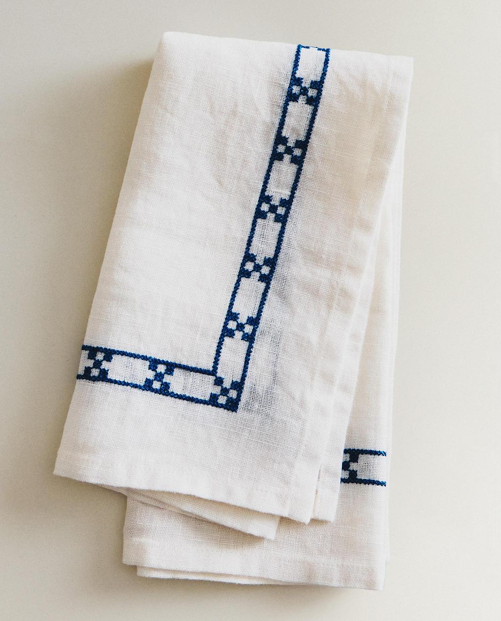 GEOMETRIC EMBROIDERED NAPKINS (PACK OF 2)