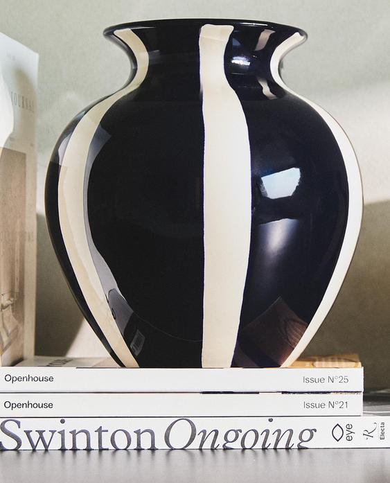 DECORATIVE ROUND CERAMIC VASE