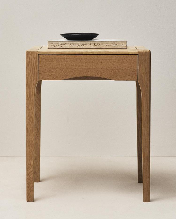 OAK BEDSIDE TABLE WITH DRAWER