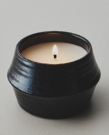 (170 G) AMBER VANILLA SCENTED CANDLE