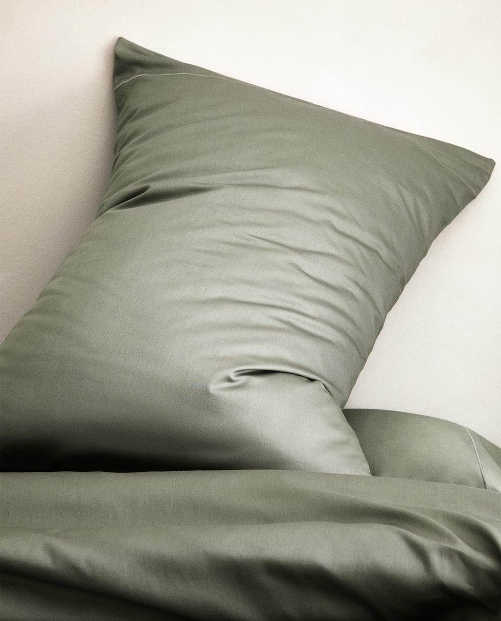 SARUNG BANTAL SATIN PINGGIRAN BEROMBAK (300 BENANG)