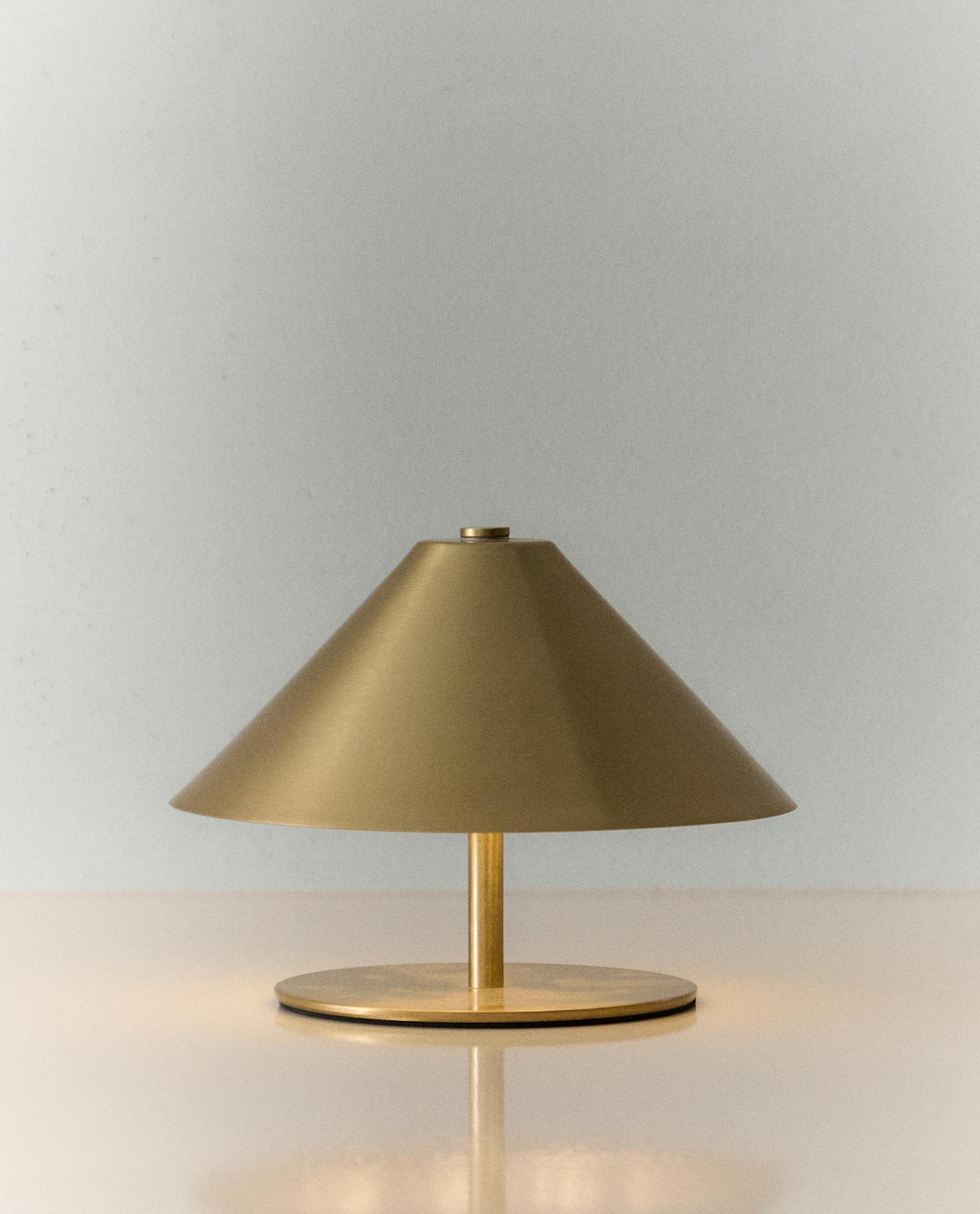 LAMPE DE TABLE EN MÉTAL SANS FIL