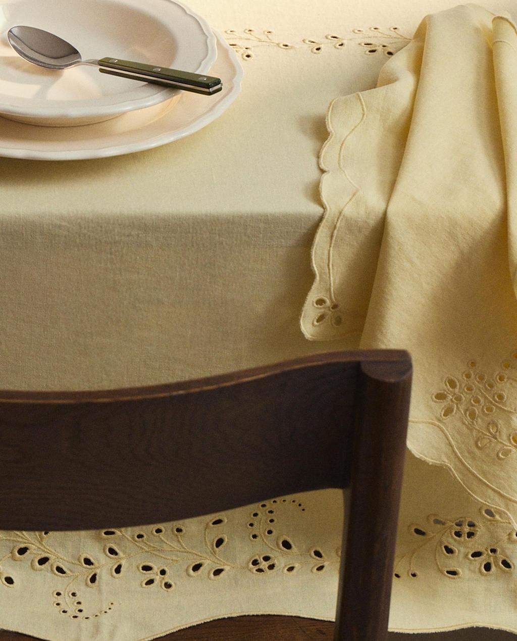 TISCHDECKE AUS LEINEN MIT LOCHSTICKEREI