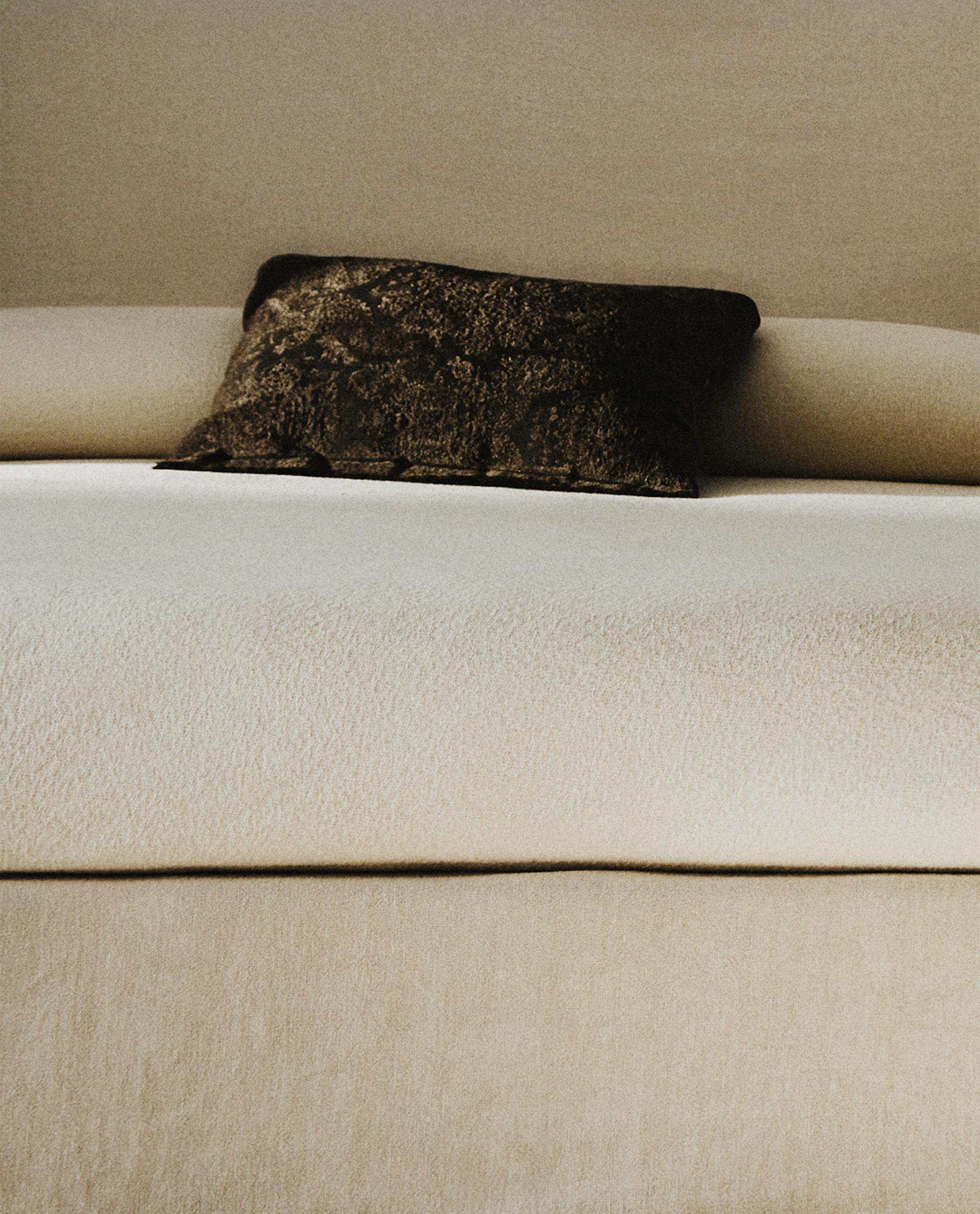 BED SET WITH JACQUARD CUSHION AND FLOOR LAMP | Zara Home United