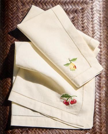 PACK OF EMBROIDERED FRUIT NAPKINS (PACK OF 2)