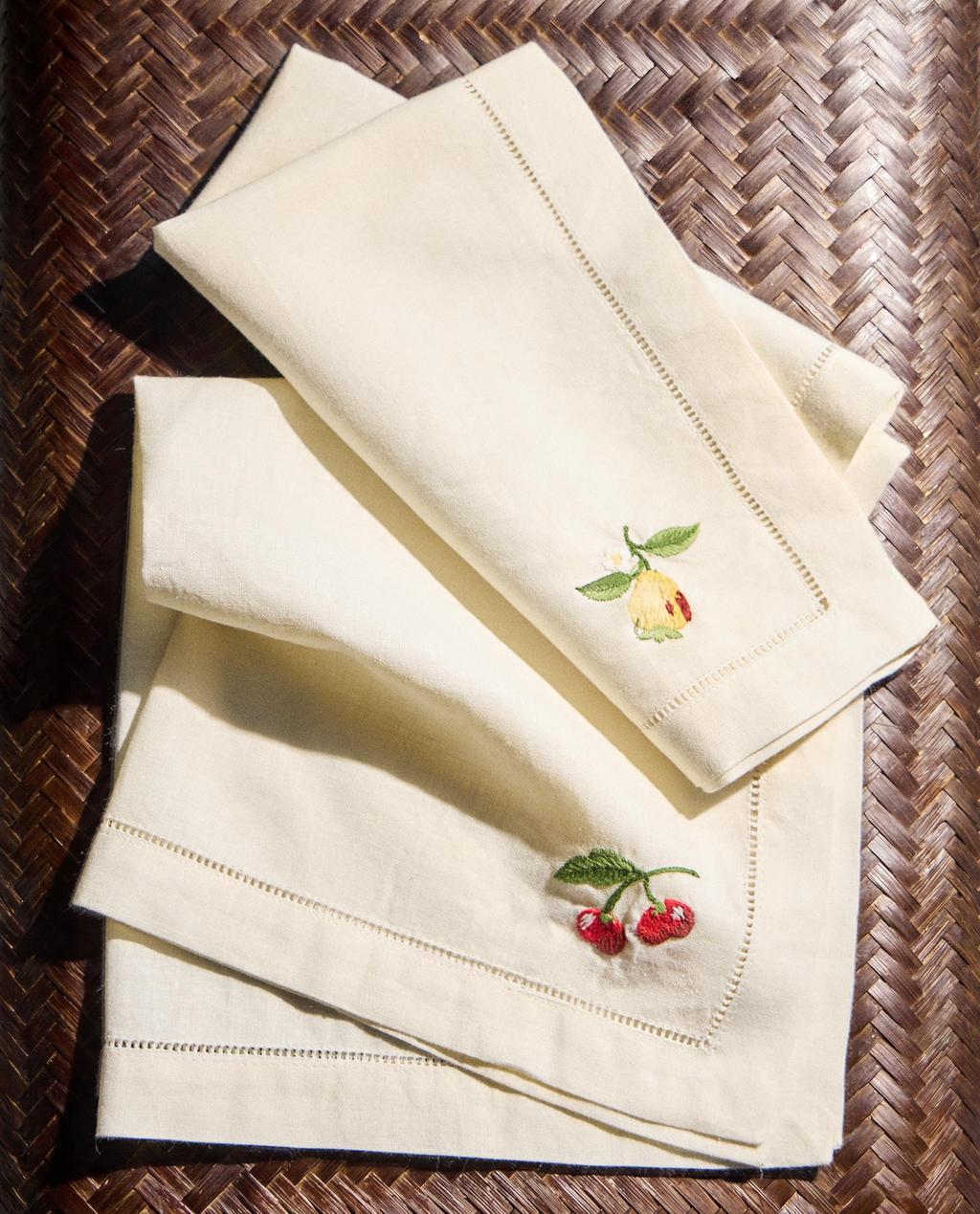PACK OF EMBROIDERED FRUIT NAPKINS (PACK OF 2)