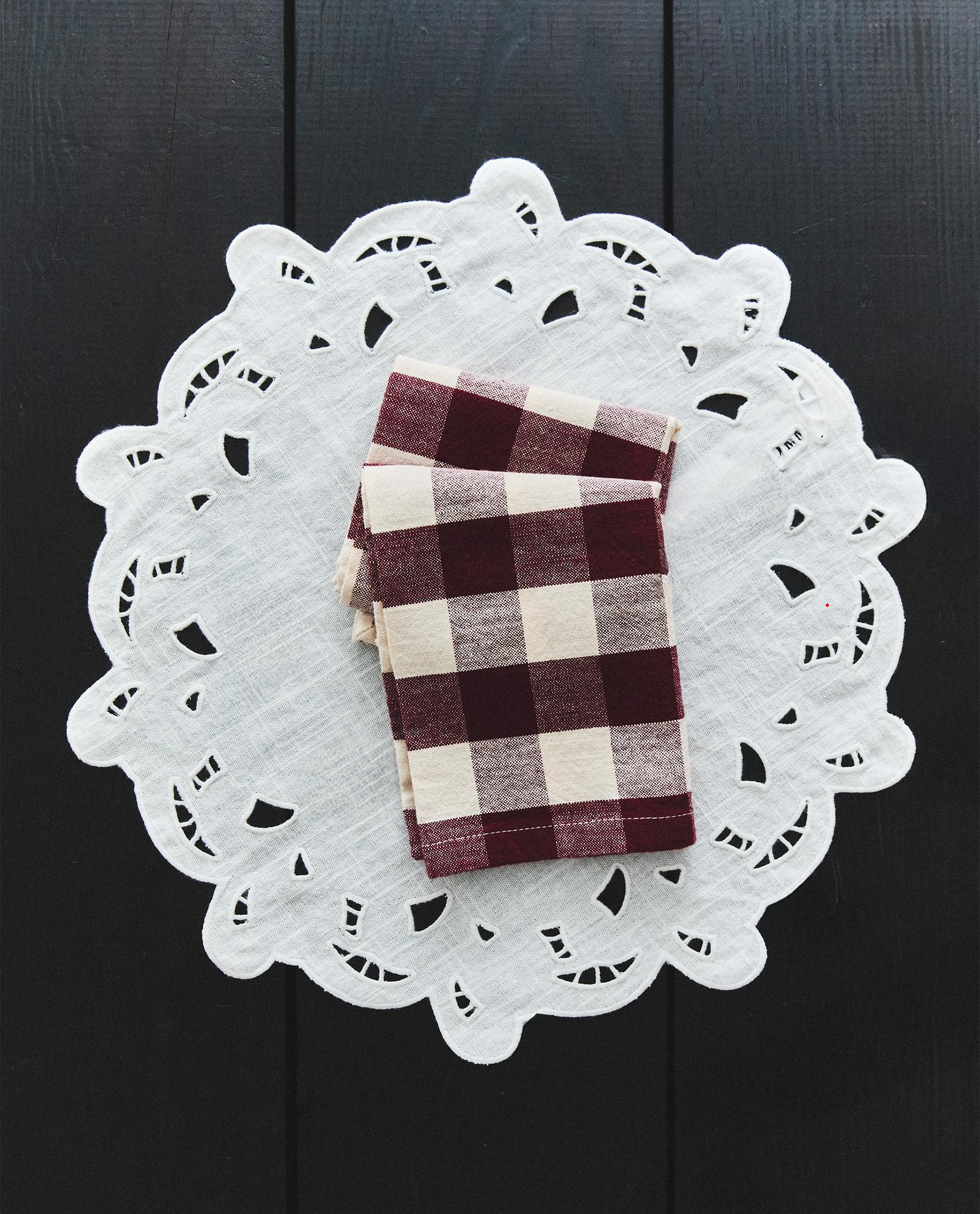 MANTEL INDIVIDUAL BORDADO PERFORADO