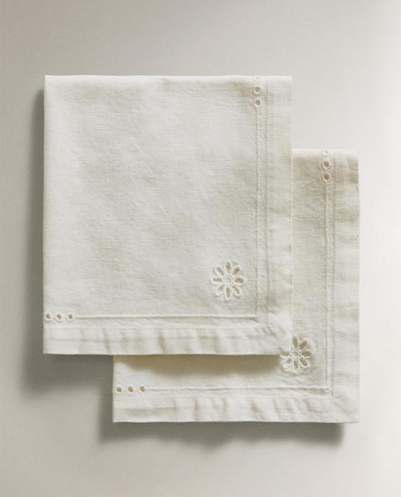 LOT SERVIETTES DE TABLE BRODERIES PERFORÉES (LOT DE 2)