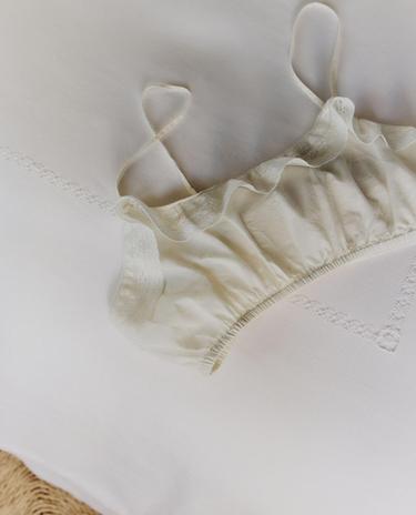 LACE RUFFLE CROP TOP