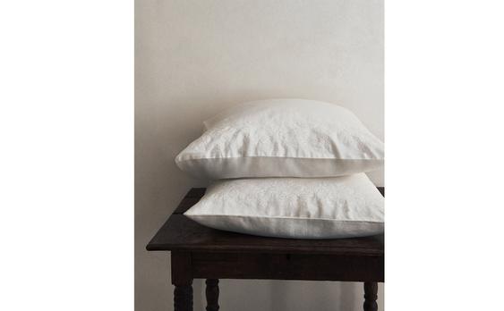 COTTON AND LINEN PILLOWCASE WITH RAISED DESIGN