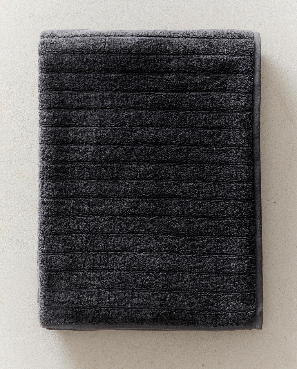 TEXTURED STRIPED BATH TOWEL