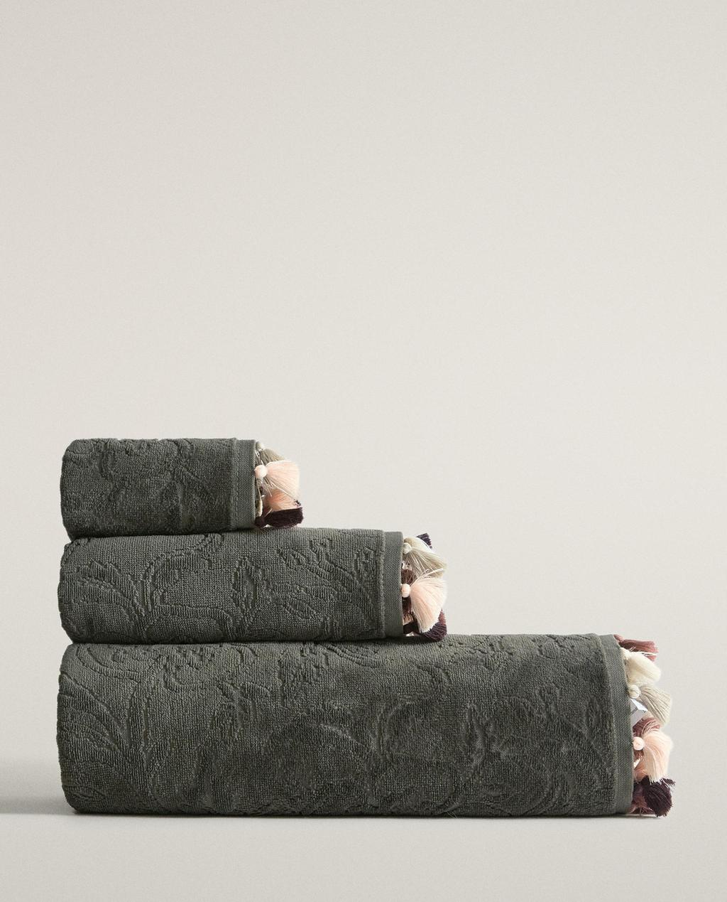 TOALHA DE BANHO COM POMPONS E JACQUARD