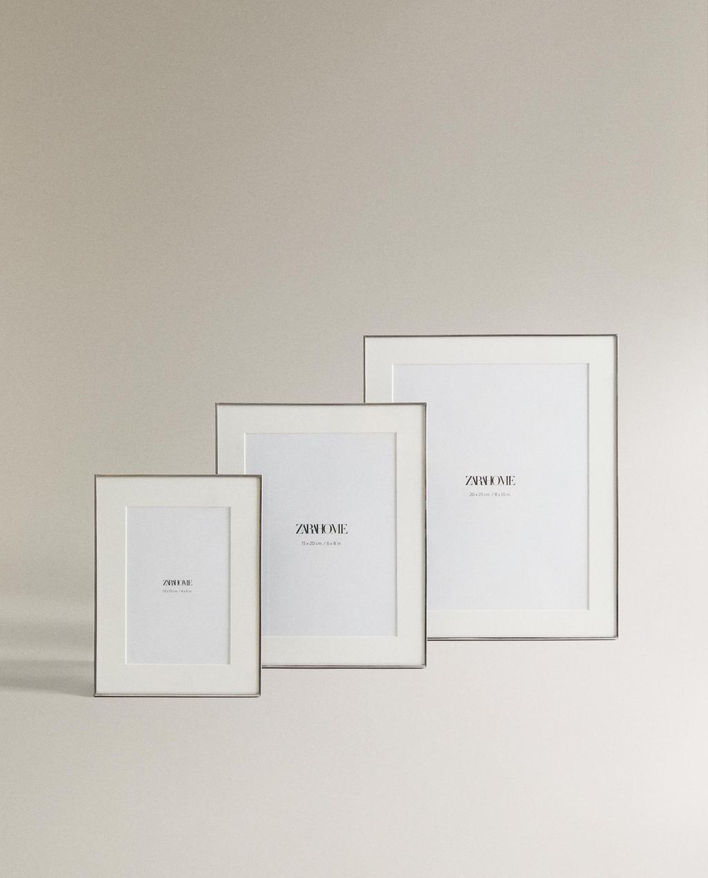 PHOTO FRAME WITH THIN SILVER BORDER