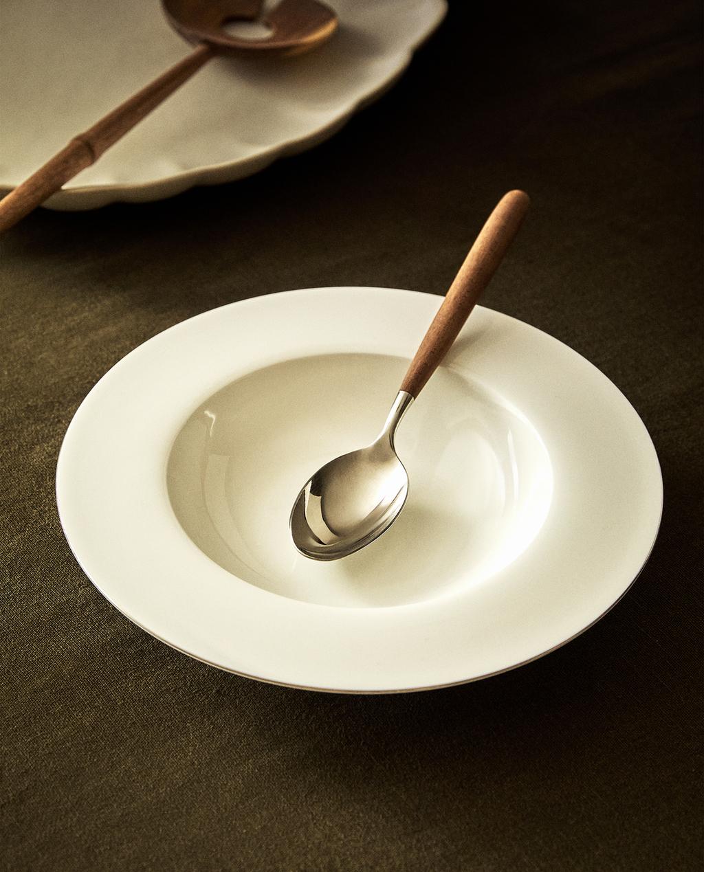 RIMMED BONE CHINA SOUP PLATE