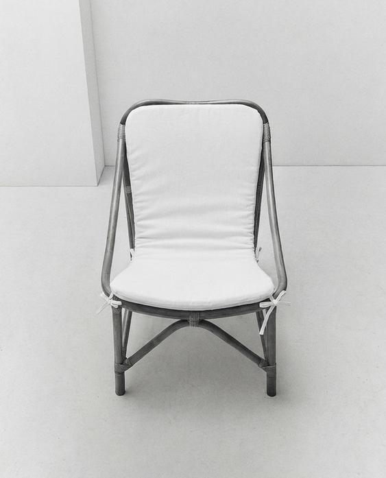 FAUTEUIL ROTIN ET COUSSIN BLANC