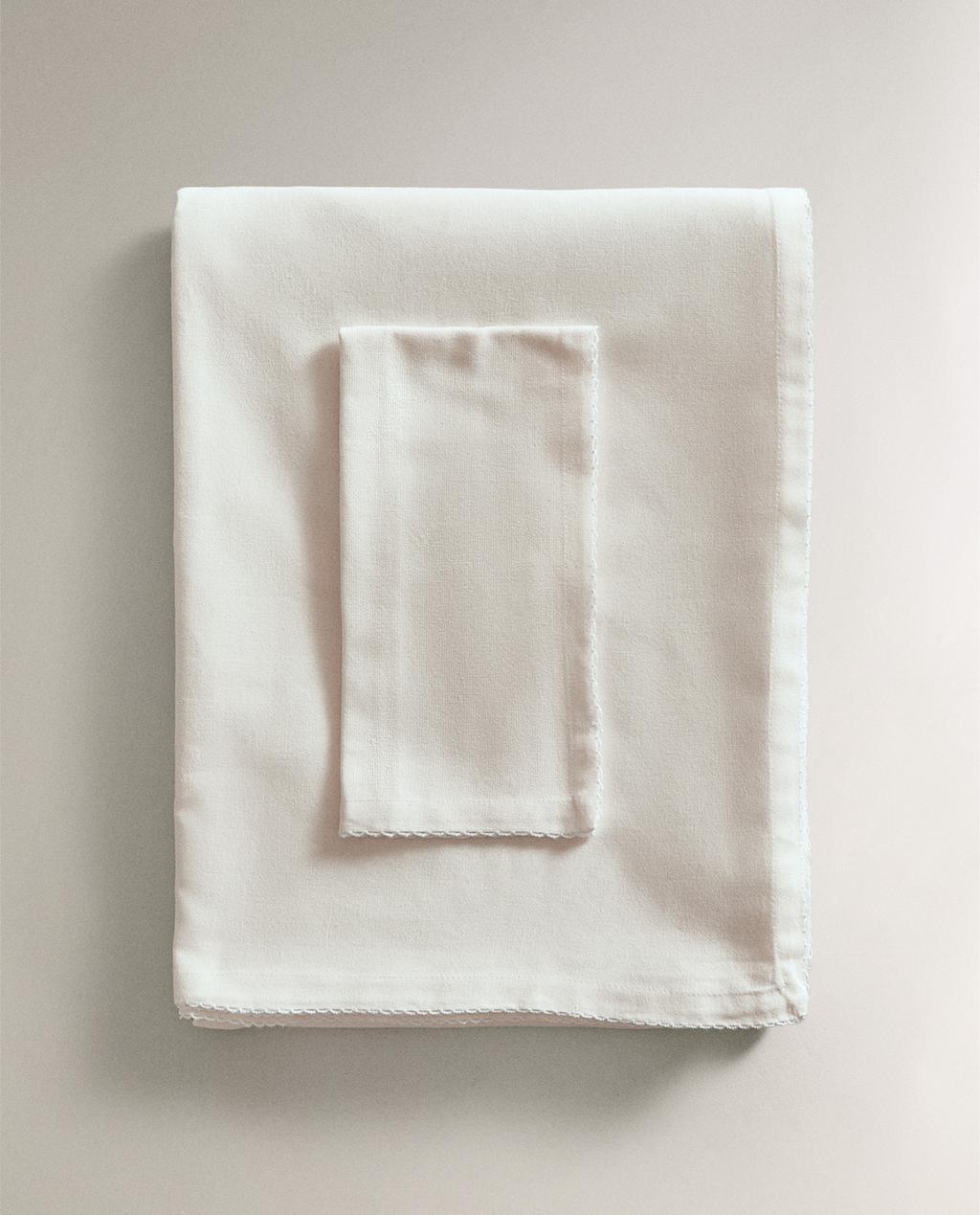PLAIN SCALLOPED TABLECLOTH