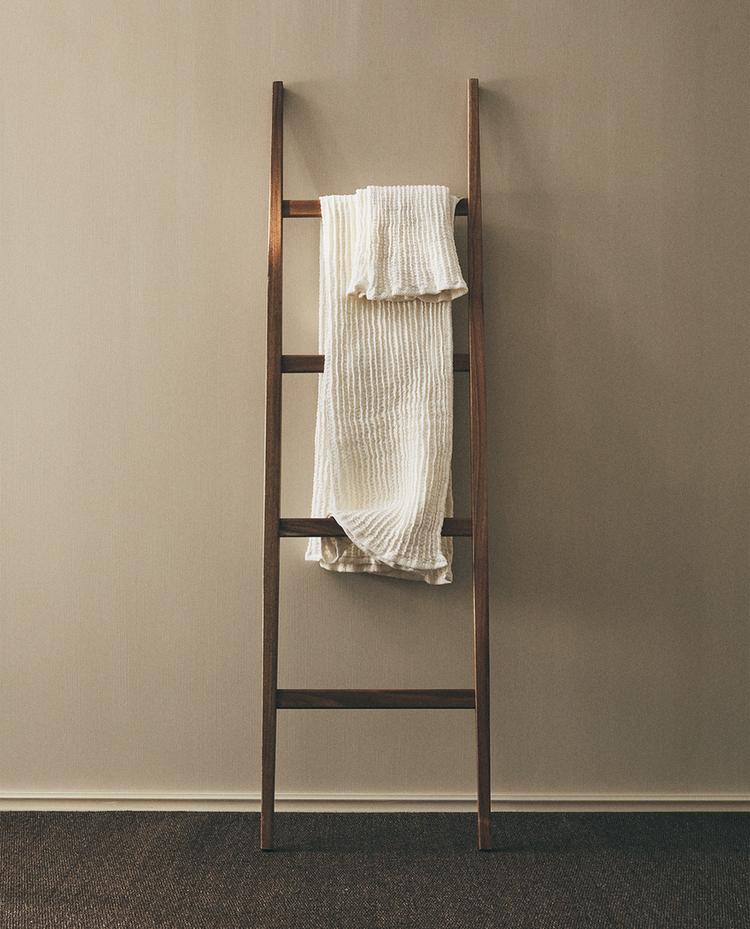 ACACIA TOWEL RACK