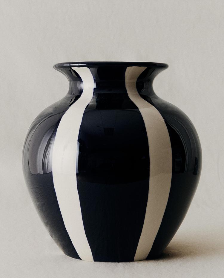 DECORATIVE ROUND CERAMIC VASE