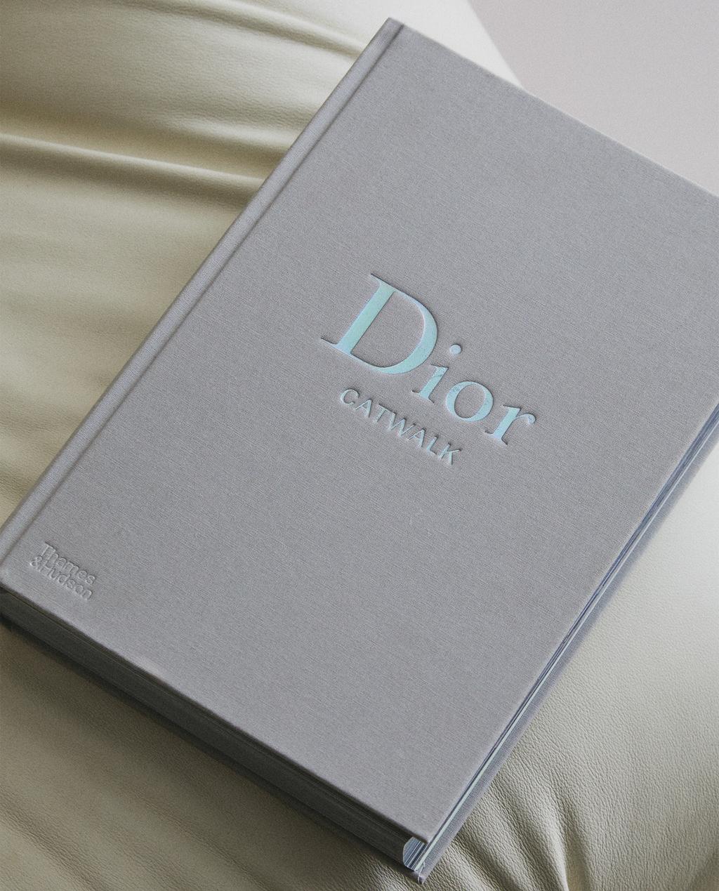 كتاب DIOR CATWALK (باللغة الإنجليزية)
