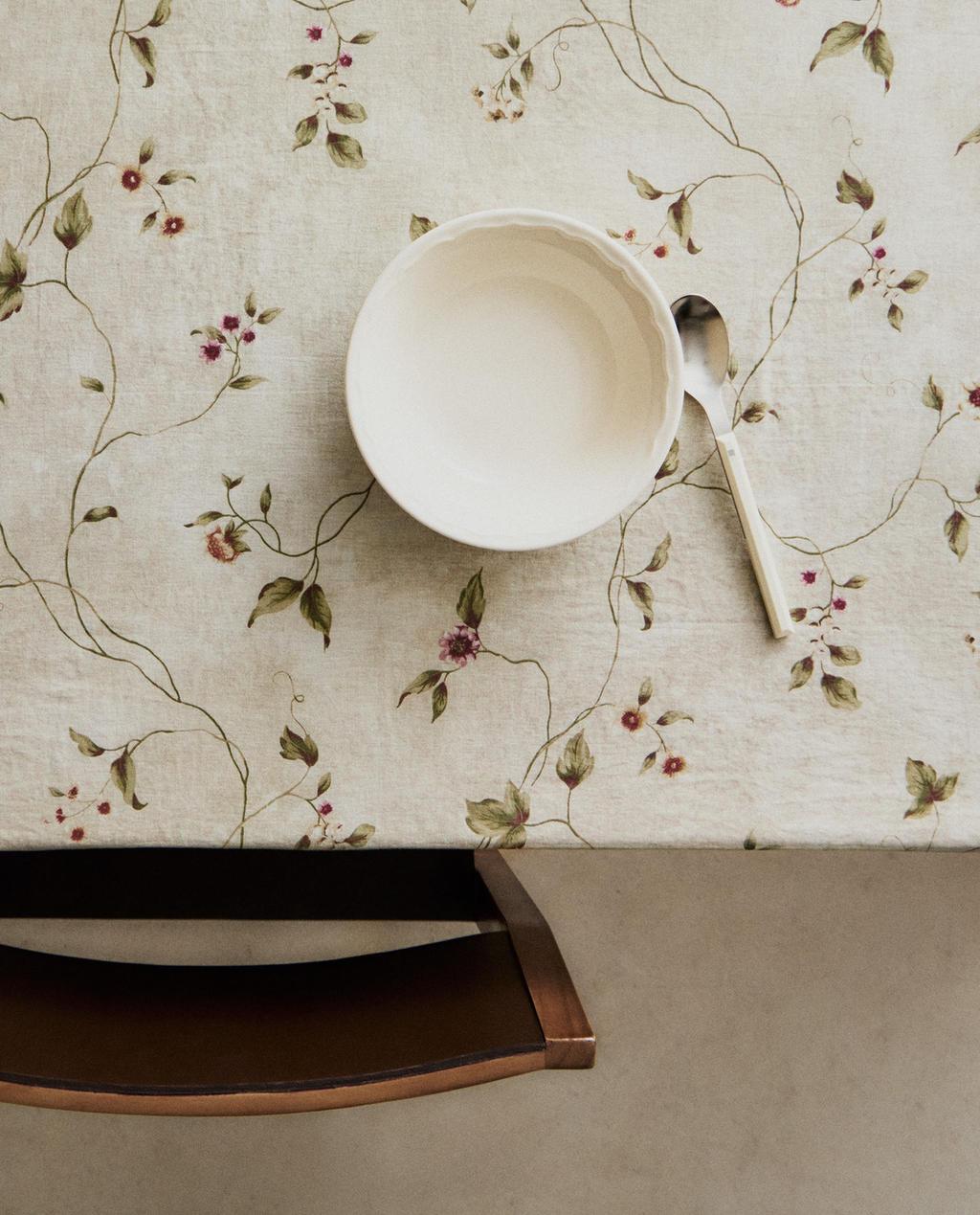FLORAL PRINT TABLECLOTH WITH LACE TRIM