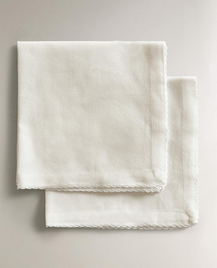 PACK OF PLAIN SCALLOPED NAPKINS (PACK OF 2)